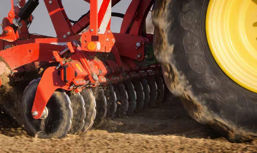 Rama składana zawieszana Modele składane dostępne od 4 do 6 m, z regulacją hydrauliczną wału dla głębokości roboczej, to idealny kompromis między kompaktowością i wydajnością pracy (do 6 metrów!).