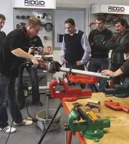 Lokalni przedstawiciele handlowi i demonstratorzy produktów RIDGID wspierają profesjonalnych partnerów dystrybucji i użytkowników końcowych.