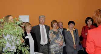 poskytujú služby a teda máme rovnako stránkové hodiny, ktorí majú možnosť opustiť pracovisko len počas obedňajšej prestávky (ale práve vtedy mali doteraz aj naši pracovníci obedňajšiu prestávku),
