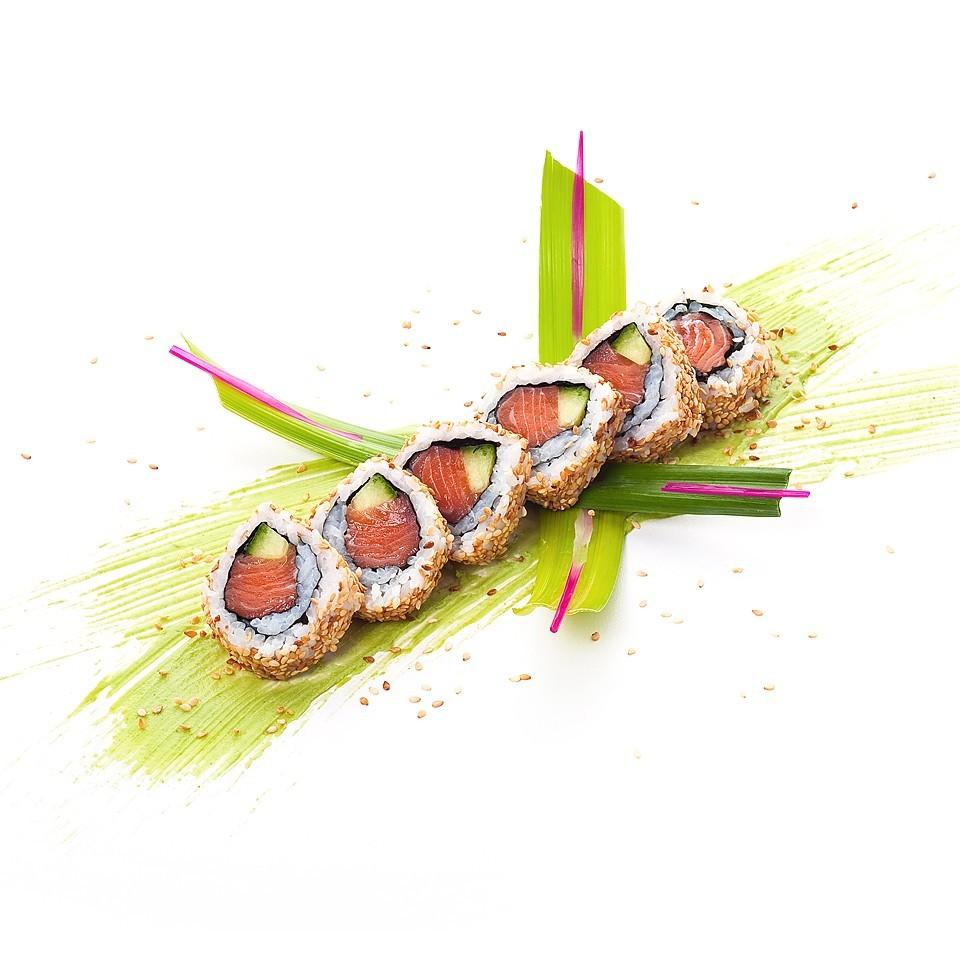 URAMAKI nauka robienia Japanese Events Group Zwane także California Maki, to rodzaj sushi, w którym ryż kładziemy po zewnętrznej stronie.