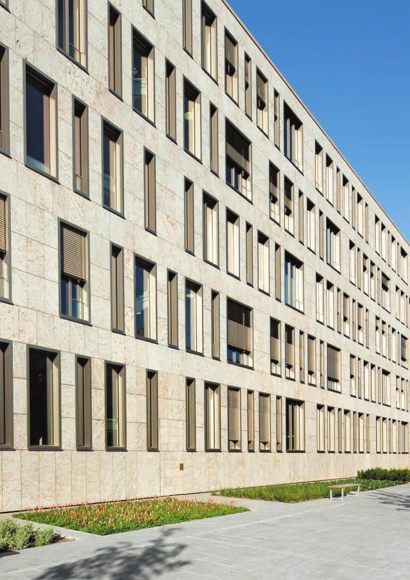 Budynek firmy DATEV Norymberga, Niemcy Kamień naturalny VeroStone Massive Opis systemu Wygląd (w zależności od obróbki powierzchni): polerowany = błyszczący drobno szlifowany (C320), szlifowany
