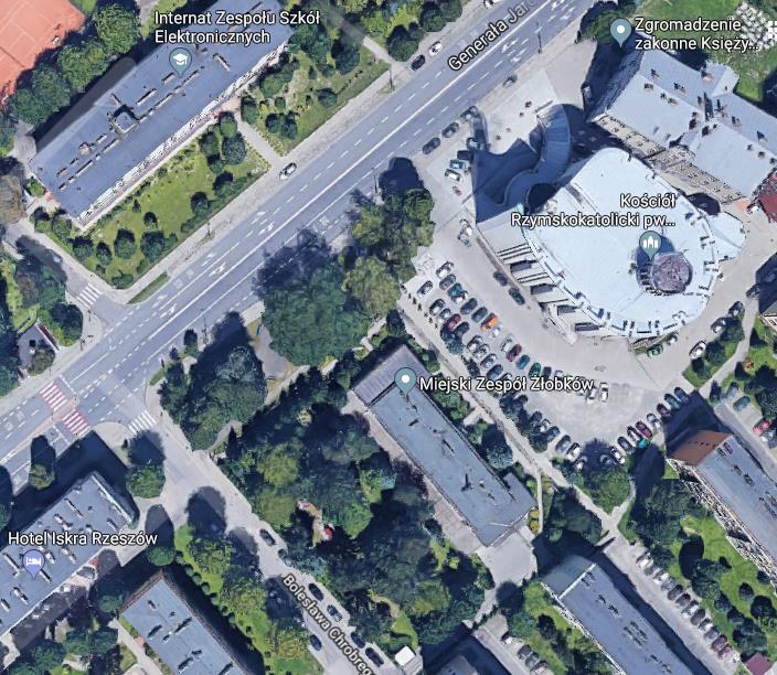 71. Obiekt należący do Zgromadzenia Misjonarzy Saletynów, jest budynkiem dwukondygnacyjnym.