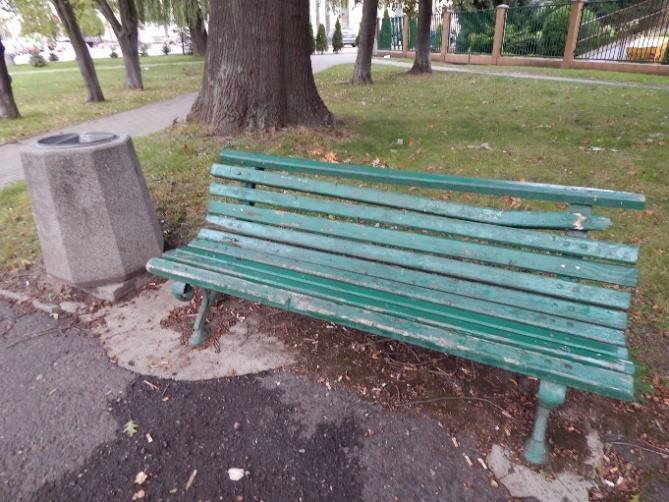 Kosze na śmieci wykonane są z betonu, ten element małej architektury ze względu na swój wzór jest dosyć sztampowym rozwiązaniem (rys. 10). Liczba koszy na śmieci to dziewięć sztuk.
