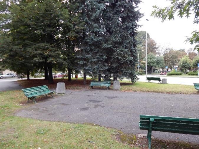 , wykonana jest ona z tworzywa sztucznego, szerokość obiektu wynosi około 50 cm.