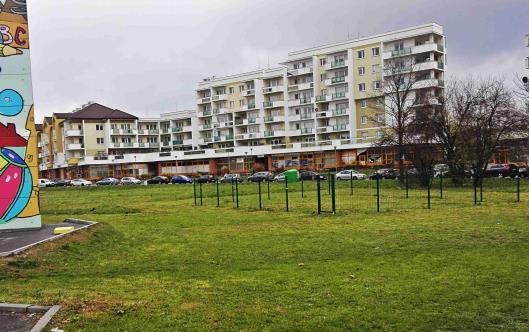 Resztki gruzu za Galerią Capital Park Kluczowym rozwiązaniem architektonicznym jest więc wstawienie małej architektury, która wkomponuje