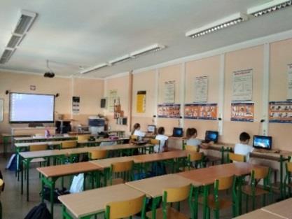 W szkołach podstawowych prowadzonych przez Gminę Krapkowice zajęcia lekcyjne prowadzone są w wyremon- towanych, dobrze wyposażonych salach lekcyjnych i