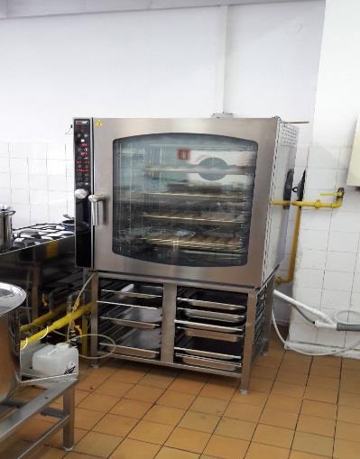 Cena jednego gorącego posiłku wynosi średnio 3,30 zł.