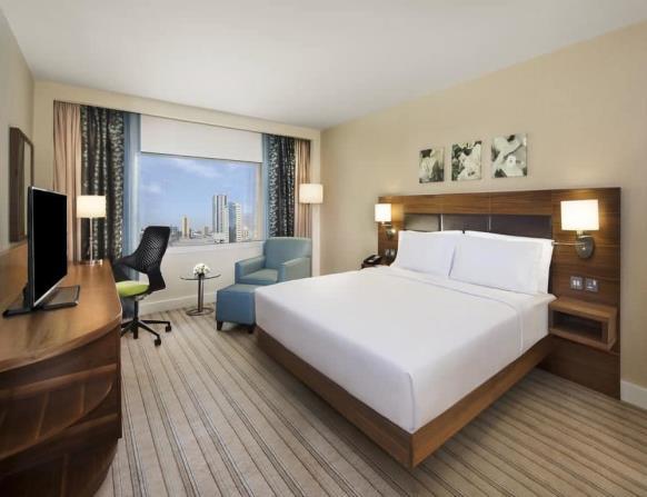 Pokoje w hotelu Hilton Garden Inn Ras Al Khaimah urządzone są w nowoczesnym stylu i obejmują przestronną część wypoczynkową.