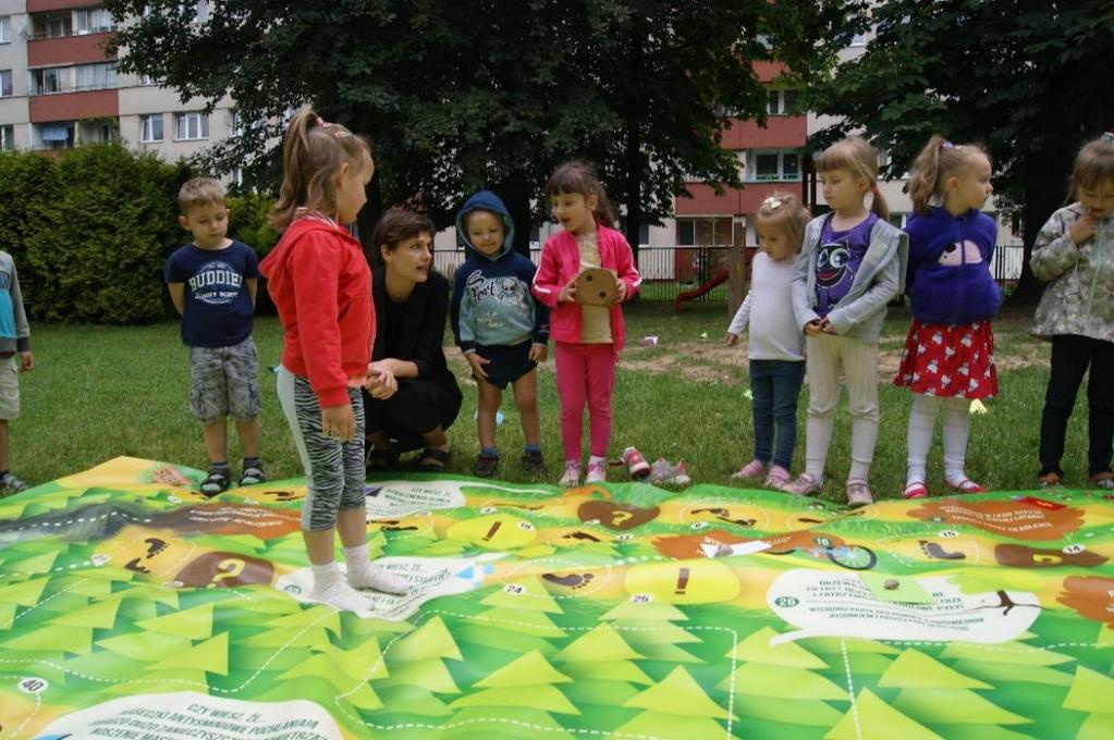 POLE 20. Zanieczyszczenia powietrza. Dzieci podnoszą kopertę. Czytają wskazówkę. Idź po szarych strzałkach.