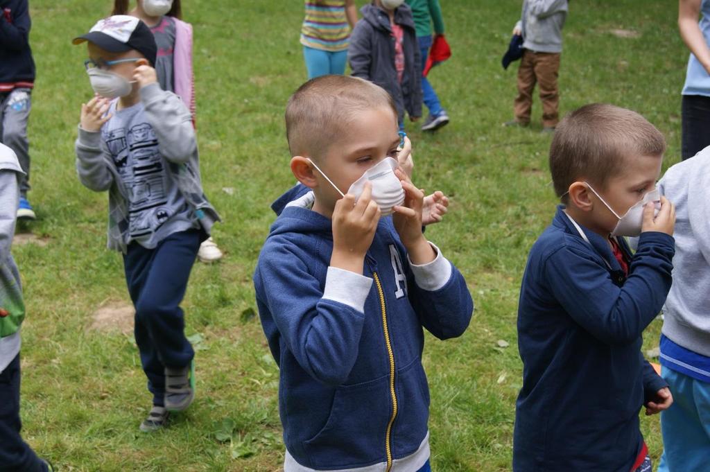 Prowadzący rozdaje dzieciom literowo- obrazkową zagadkę. Po rozszyfrowaniu przez dzieci zagadek, ukazują się hasła: segregacja, recykling.