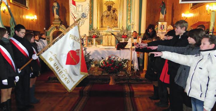 WYDARZENIA Głos Raciąża nr 1/2017 5 Szkoła w Uniecku z imieniem Powstańców Styczniowych i sztandarem Fragment uroczystości sprzed 5 lat uczniowie składają ślubowanie na sztandar Mija 5 lat od momentu