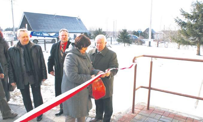 Nowy wóz dla OSP Ostrowiec Ważnym elementem gminnej struktury bezpieczeństwa są Ochotnicze Straże Pożarne. Stąd pomoc gminy Malechowo dla funkcjonujących tu jednostek.