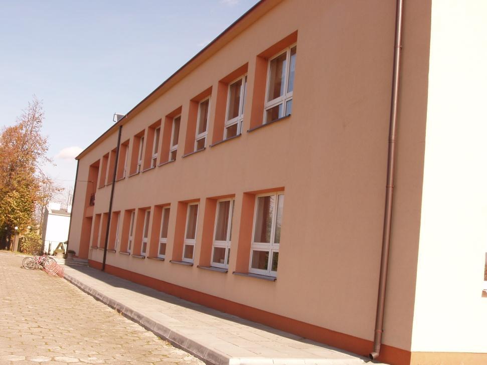 Termomodernizacja Szkoły Podstawowej w Wielmoży W ramach zadania ocieplono ściany budynku oraz