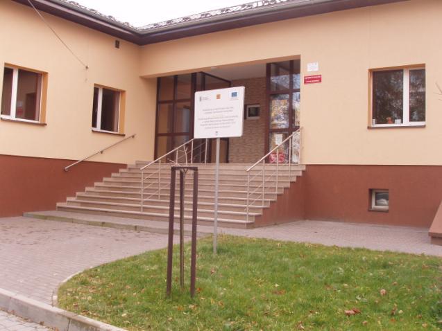 pomniku oraz zbudowano plac zabaw Wartość prac 880,9 tys.