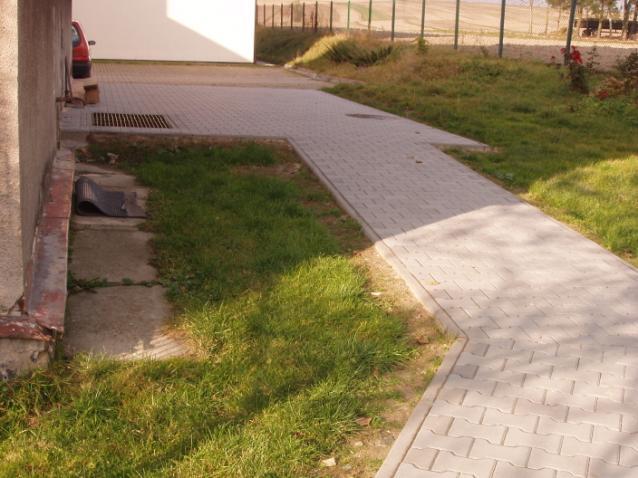 oraz wyremontowano chodnik przy wejściu do Domu