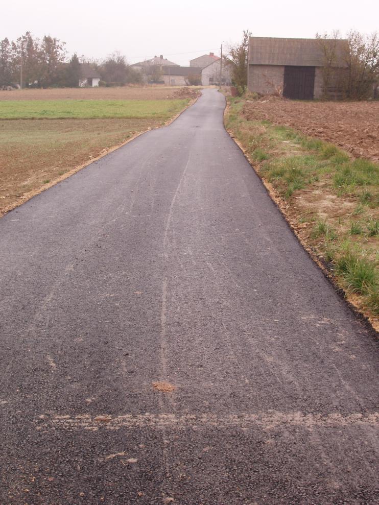 Budowa drogi gminnej na Porębe W ramach zadania wykonano 1920 m 2 podbudowy oraz 900 m 2 nawierzchni