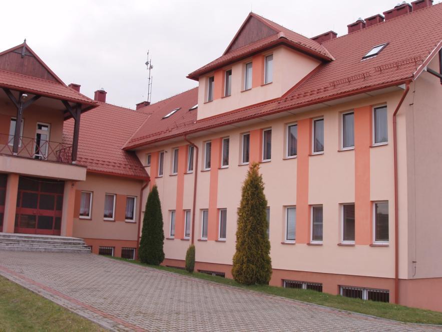 Wymiana rynien i rur spustowych na budynku SP Nr 1 w Sułoszowej W ramach zadania wymieniono rynny i rury spustowe w budynku zamontowano śniegołapy,