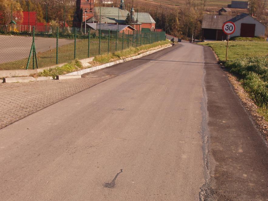 Poszerzenie drogi Gminnej koło Orczyka w Sułoszowej I W ramach zadania przełożono 76 mb korytek ściekowych