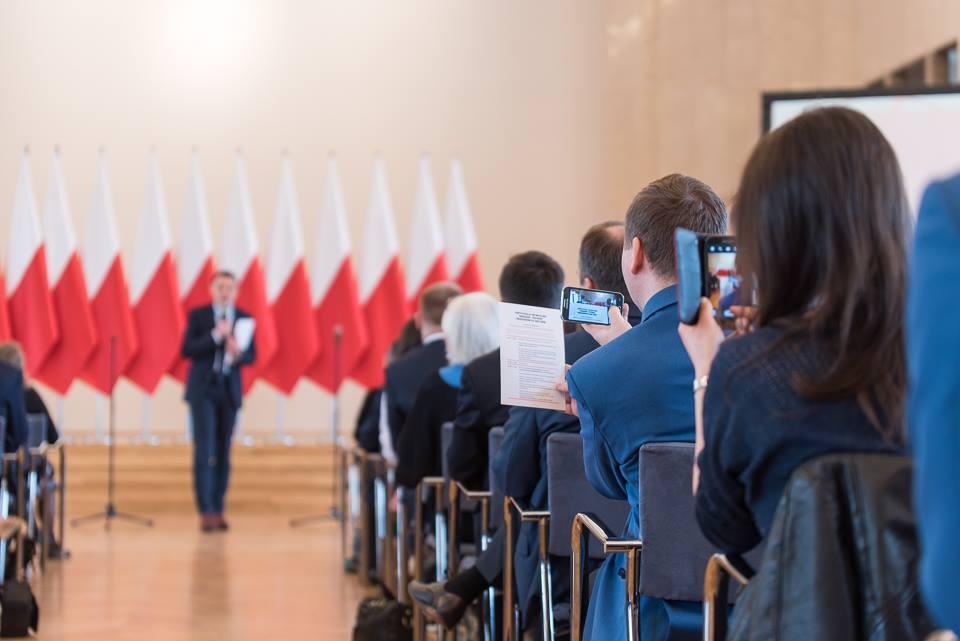 Młodzieżowe Rady Gmin: dialog władz z młodymi mieszkańcami Projekt realizowany był przez Fundację Civis Polonus w partnerstwie z Polską Radą Organizacji Młodzieżowych oraz gminami: Krynica Morska,