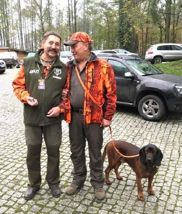 Wojciech Dulski z Wiesławem Cholewą i Cezarem. (Fot. z arch. W. Dulski) nie omijał skrupulatnie żadnej kępy jeżyn, a za nim po jego tropie, Cezar i ja.