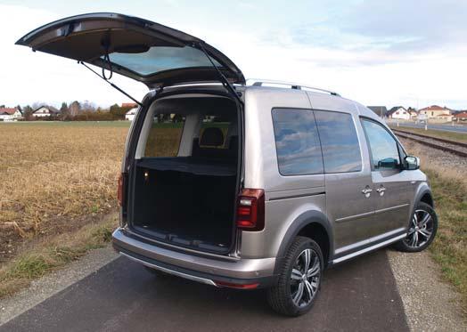 Dzięki niemu auto służące z założenia do pracy, zyskuje całkiem nowy wymiar. Czerń i chrom Caddy Alltrack prezentuje się nader atrakcyjnie.