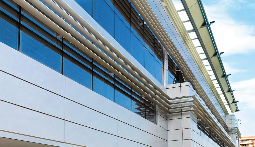 Słupki Z wytłaczanego aluminium, dostarczane w sztangach o długości 6500 mm.