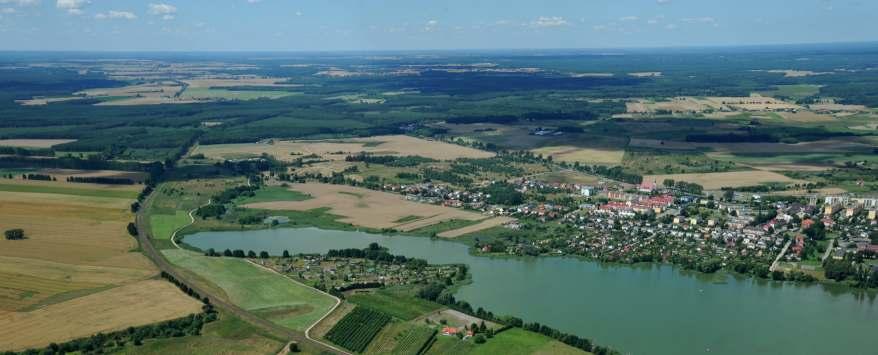 społecznej, administracji, usług bankowych i finansowych itp., tworzących centrum usługowe osiedla, wewnątrz terenu plac o charakterze reprezentacyjnym ogólnodostępnym o pow.
