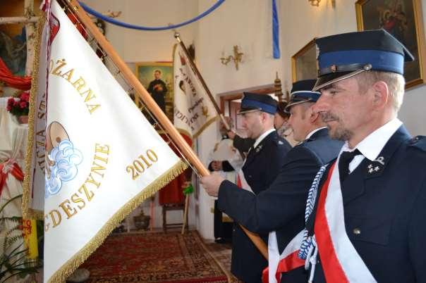 21 Zdjęcie 6 Rok 2013, 24 kwietnia. Poczet sztandarowy OSP w Gdeszynie wraz ze sztandarem uświetnia kolejną uroczystość w Gdeszynie, tj.