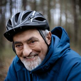 Bohaterowie kampanii 9 MILIONÓW POWODÓW Andrzej, 69 lat. Ma protezę zębową od 20 lat: Moją największą pasją jest jazda na rowerze. Jeżdżę każdego dnia, niezależnie od pogody, głównie po lesie.