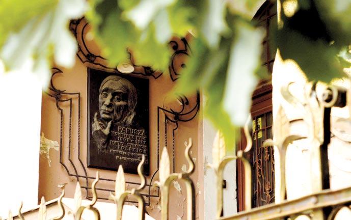 Po lewej pomnik Papuszy autorstwa Zofii Bilińskiej, odsłonięty w 2007 roku w Parku Róż w Gorzowie Wlkp., w którym poetka spędzała wiele czasu.