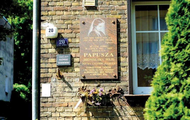 Gorzów Wlkp., ul. Kosynierów Gdyńskich 20. Tablica na ścianie domu, w którym w latach 1959-1983 mieszkała Papusza. (na tablicy błędnie podano rok zamieszkania 1953 r.) Fot. Stiopa/CC BY-SA 3.