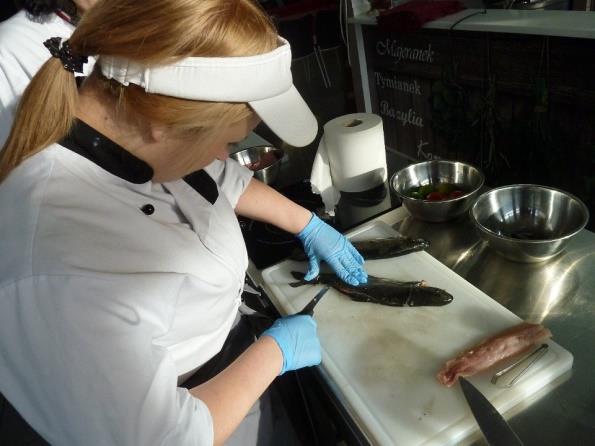firmy cateringowe, ale również gastronomia na statkach lub w innych środkach transportu itp.