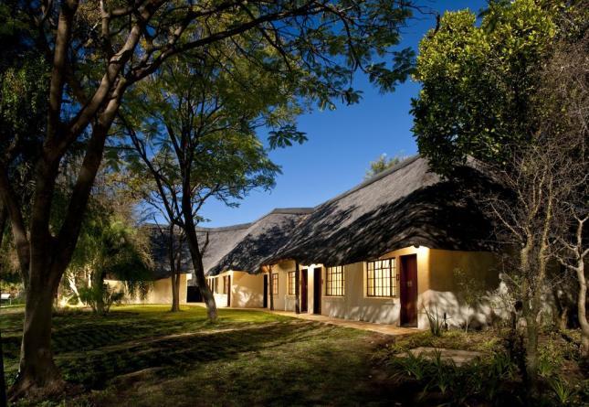 Strand Hotel Swakopmund znajduje się bezpośrednio przy mol (promenadzie) w Swakopmund, otoczony z trzech stron przez Ocean Atlantycki, z bezpośrednim do HOTEL Mokuti Etosha Lodge 4**** 16/17.09.