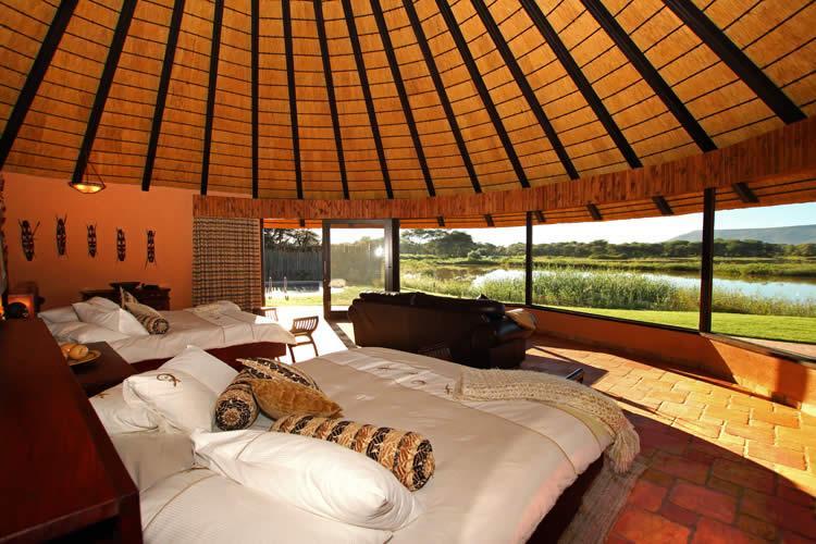 Strand Hotel Swakopmund znajduje się bezpośrednio przy mol (promenadzie) w Swakopmund, otoczony z trzech stron przez Ocean Atlantycki, z bezpośrednim do HOTEL Mount Etjo Safari Lodge 4**** 17/18.09.