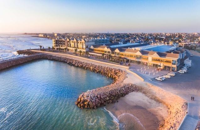 w hotelu - Zwiedzanie miasta - Kolacja w restauracji Tug, pięknie położonej nad brzegiem oceanu - Nocleg (Strand