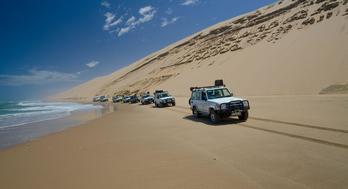 2019 -Śniadanie w Lodge -Transfer do Walvis Bay -Poranny rejs katamaranem -Lunch w restauracji w Porcie - Przejazd samochodami terenowymi do Sandwich Bay