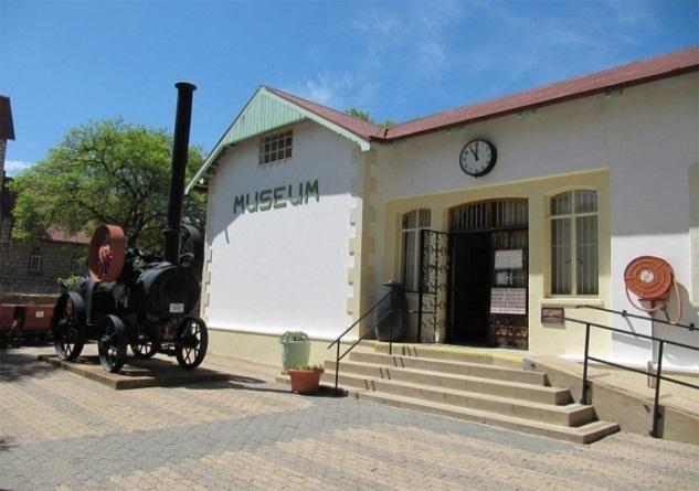 2019 -Śniadanie w Lodge / Wykwaterowanie -Przejazd w kierunku Waterberg (4h30) - Przystanek i wizyta w Tsumeb Museum -Zakwaterowanie / Lunch w Lodge - Zwiedzanie