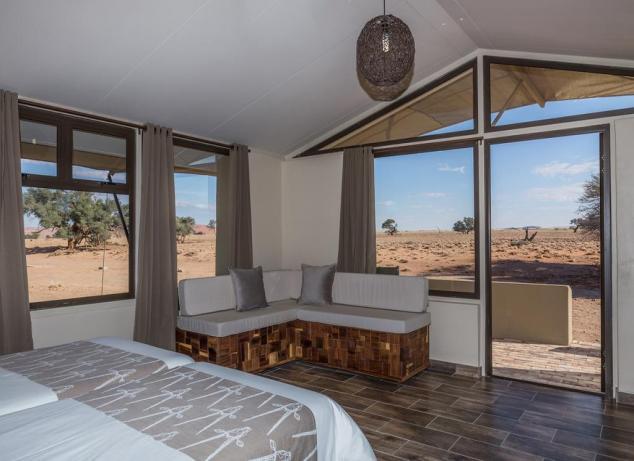 2019 Sossusvlei Lodge Hotel usytuowany jest niedaleko miasteczka Sesriem, na pustyni Namib, przy Bramie Wejściowej do Parku Namib Naukluft, w bezpośrednim sąsiedztwie pustynnych czerwonych piasków i