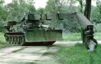 radioaktywnym. 6.1. Czołg saperski B-72 KLON Czołg saperski B-72 KLON (rys. 7) był przeznaczony do współpracy z pododdziałami pancernymi.