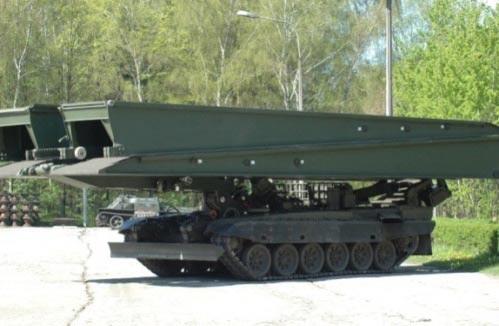 Wojskowy sprzt inynieryjny opracowany w OBRUM sp. z o.o. 79 7.4. Most szturmowy PMC-LEGUAN Kolejnym projektem mostowym był PMC-LEGUAN (rys.