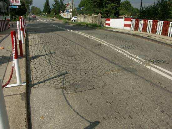 Dojazdy od strony Wałdowa ze śladami napraw w postaci łat asfaltowych.