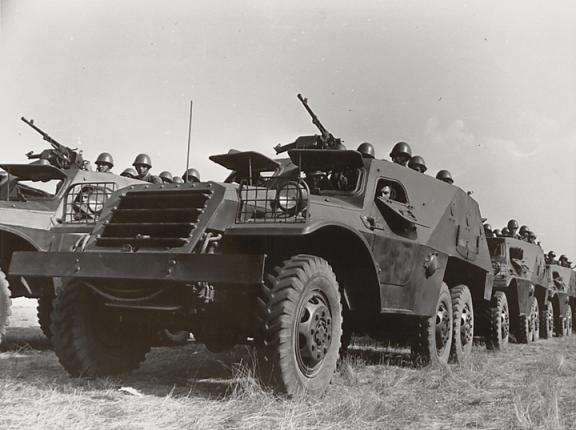 Fot. 1. Kolumna kołowych transporterów opancerzonych BTR-152 wraz z załogą i desantem [29] Od połowy lat 60. XX w.