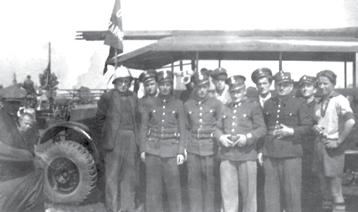Na zdjęciu: Członkowie OSP w Czarnożyłach przy samochodzie typu Morris, lata 50.