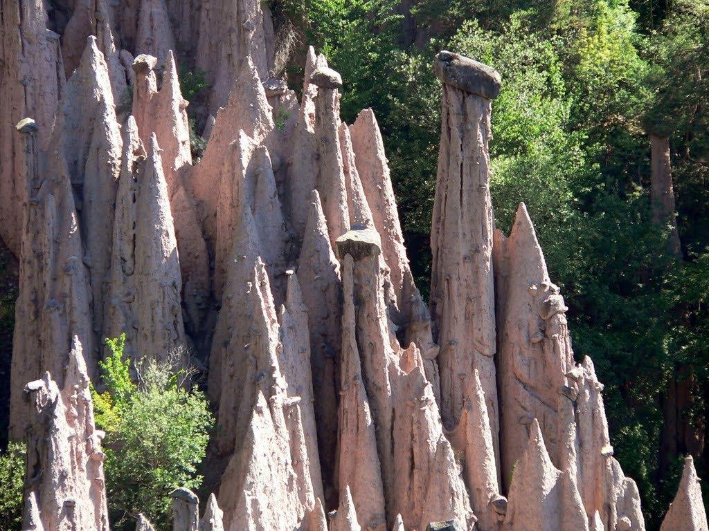Wyglądają one jak kolumny, na których szczycie znajduje się gruby okruch skalny chroniący
