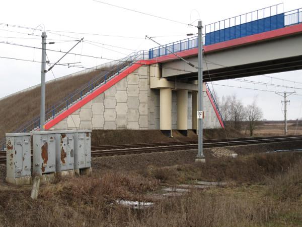 Na niewielkim fundamencie układa się kolejne warstwy bloczków.