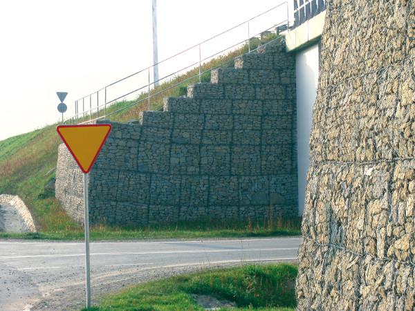 Oblicowanie stanowią panele prefabrykowane połączone z płaskownikami stalowymi zbrojenia. Panele mają łączniki centrujące umożliwiające wykonanie ściany z równym licem.