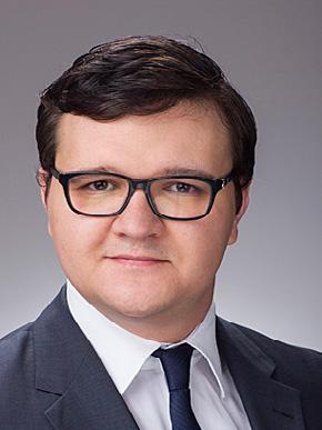 zobowiązań strukturalnych przez Komisję Europejską). Doradza także w zakresie programów compliance z zakresu ochrony konkurencji oraz uczestniczy w postępowaniach z zakresu zmów przetargowych.