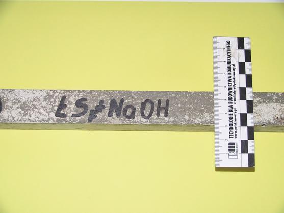 okrągłych plam wielkości od 0,5 mm do 2,4 mm oraz rysy szerokości 0,15 mm i długości ok. 25 mm typowe dla reakcji alkaliakrzemionka (rys. 4).