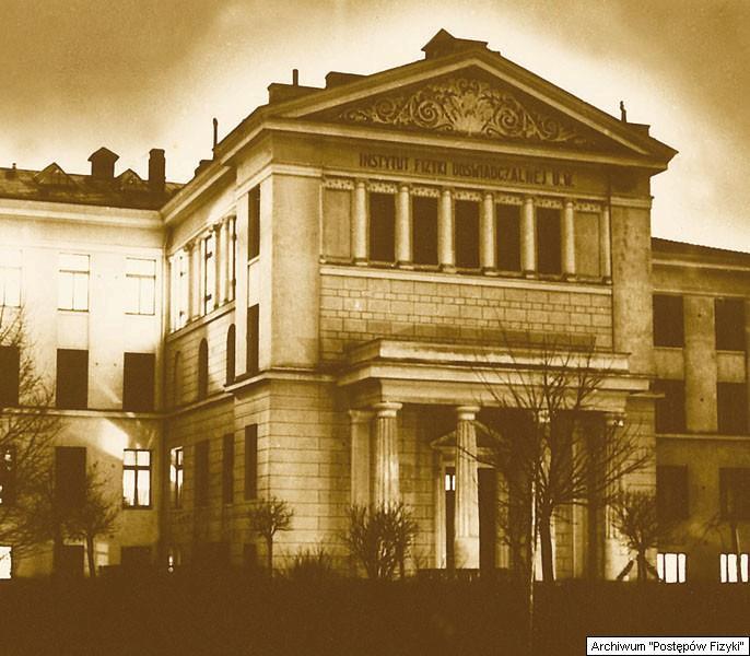 FOTON 126, Jesień 2014 49 związane było jedno z największych odkryć w fizyce, mianowicie odkrycie kwantów. Zajmowanie się fizyką teoretyczną posiada wyjątkowy czar dla miłośnika praw przyrody.