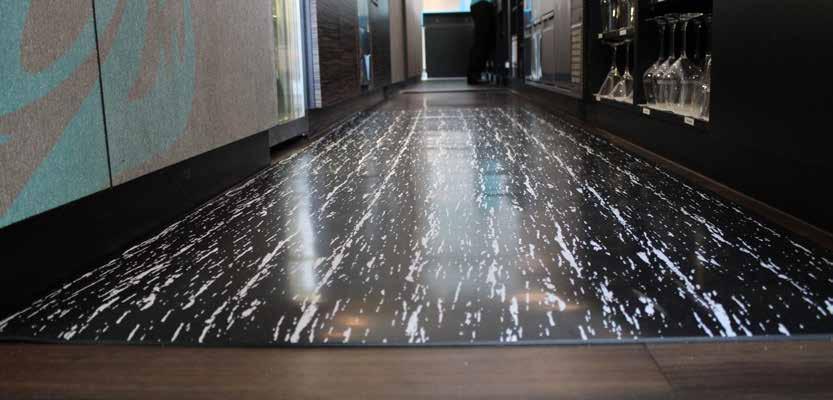 Marble Mat Stylowa mata antyzmęczeniowa o teksturze imitującej marmur Dwuwarstwowa mata z górną trwałą powierzchnią PCV imitująca marmur i dolną piankową warstwą gwarantuje wysoki komfort i